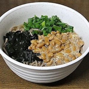 納豆わかめ蕎麦